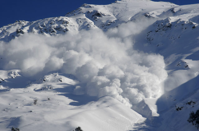 V Malej Fatre a Vysokých a Západných Tatrách je vyhlásený tretí lavínový stupeň