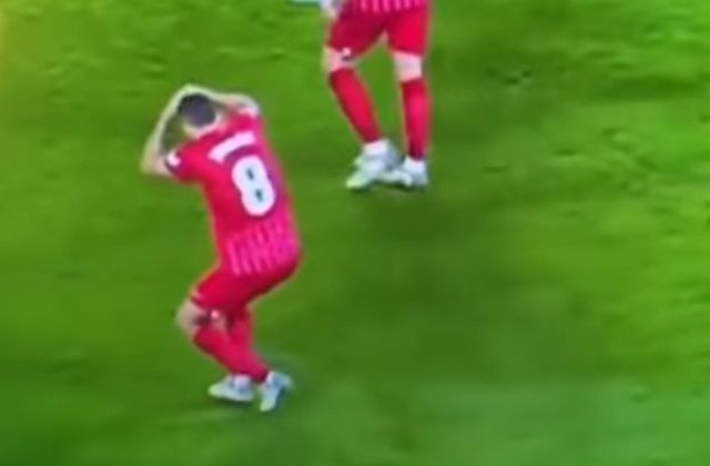 Sevillské derby nedohrali, fanúšikovia hodili hosťujúcemu hráčovi do hlavy tyč (video)