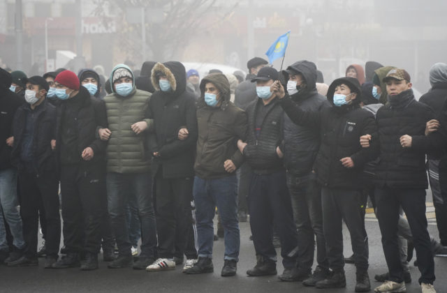 Po násilných demonštráciách platí v niektorých častiach Kazachstanu výnimočný stav (video)
