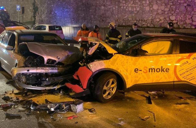 Opitý vodič BMW dostal šmyk a spôsobil nehodu štyroch áut, škoda bola vyčíslená na tisícky eur (foto)