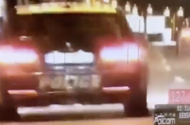 Vodičovi na americkom policajnom aute zadržali papiere, z bratislavského obchvatu si spravil pretekársku dráhu (video)
