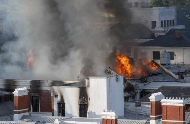 Budovu parlamentu Juhoafrickej republiky zachvátil požiar, rozšíril sa aj do rokovacej sály