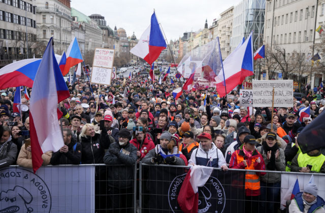 V Prahe sa zišli tisícky ľudí na proteste proti povinnému očkovaniu