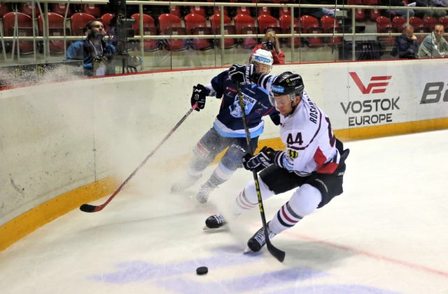 Hokejový obranca Rosandič skončil po prílete do Pekingu v karanténe, mal pozitívny test na koronavírus