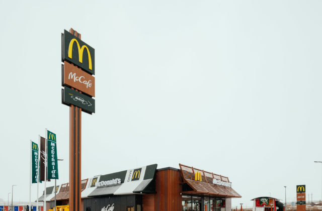 V roku 2021 McDonald’s posilňoval predajné kanály, otváral nové reštaurácie a pomáhal