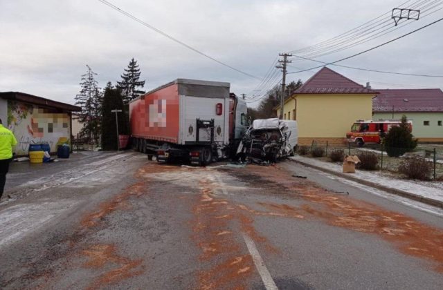 Zrážka nákladného auta s dodávkou skončila tragicky, z miesta nehody hlásia jedného mŕtveho (foto)