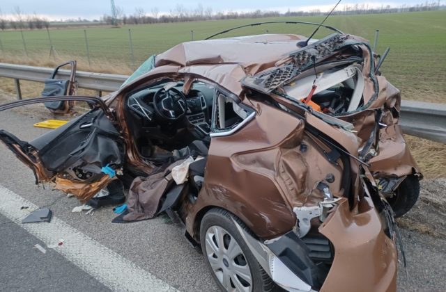 Pri dopravnej nehode troch áut neďaleko Trnavy vyhasli dva ľudské životy (foto)