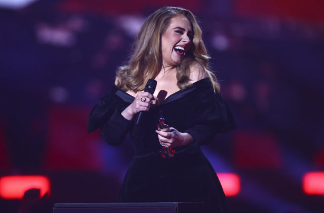 Speváčka Adele hviezdila na Brit Award, stala sa umelcom roka a získala tri hlavné ceny (video)