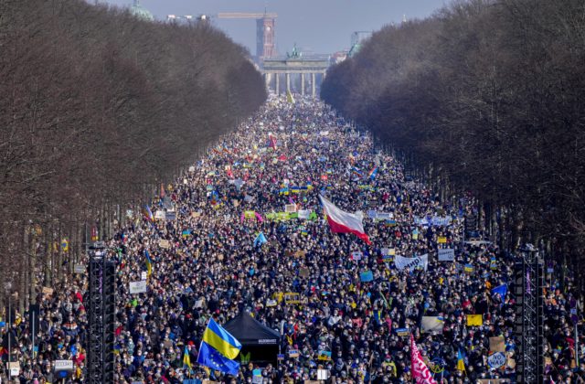 Berlín bol dejiskom veľkej demonštrácie proti ruskej invázii na Ukrajinu, protestovalo približne stotisíc ľudí