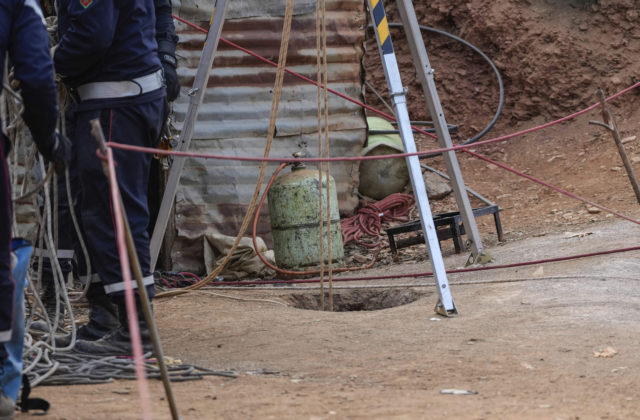 Marockí záchranári sa stále snažia vyslobodiť 5-ročného chlapca, ktorý spadol do hlbokej studne