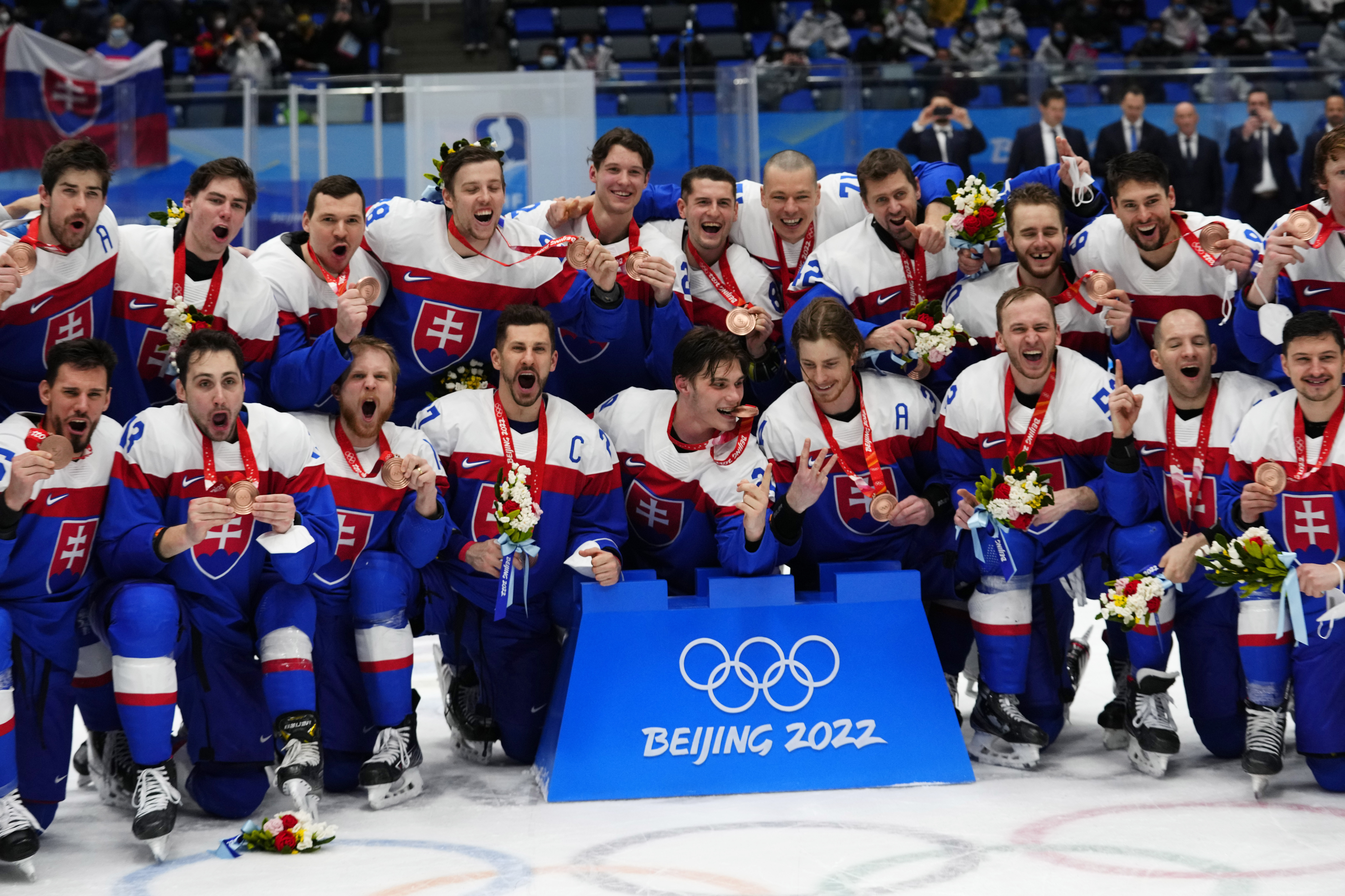 Slovenskí hokejisti sa vrátili z Pekingu, s fanúšikmi oslávili bronz v uliciach Bratislavy (foto+video)