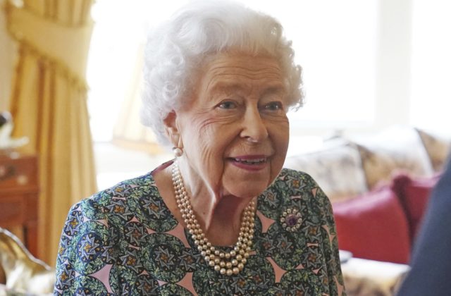 Kráľovná Alžbeta II. sa tiež nakazila koronavírusom, má mierne príznaky