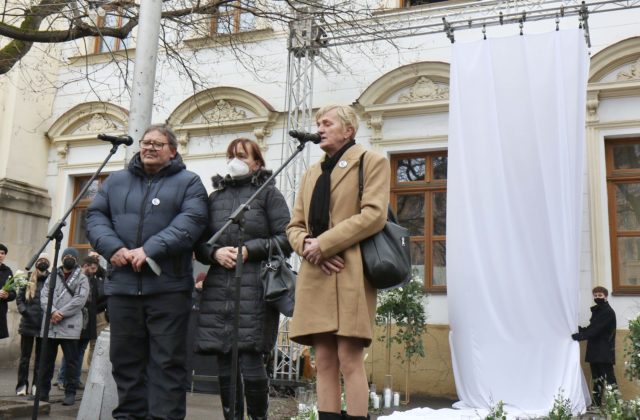 Kuciak a jeho snúbenica majú v Bratislave pamätník, na odhalenie prišli ich rodičia aj premiér (video+foto)