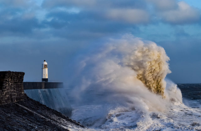 Búrka Dudley potrápi časti Škótska, Anglicka a Severného Írska, meteorológovia varujú pred veľmi silným vetrom