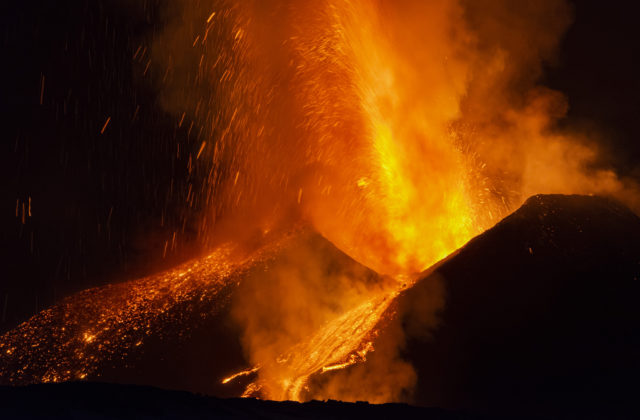 Sopka Etna po mimoriadne silnej erupcii spôsobila zriedkavú vulkanickú búrku