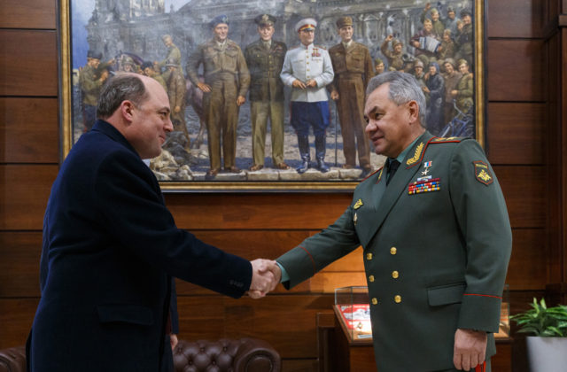 Minister obrany Šojgu ubezpečil britského náprotivka, že Rusko neplánuje zaútočiť na Ukrajinu