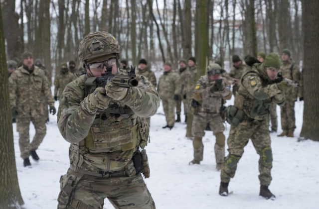 Ukrajinská armáda sa rozšíri o 100-tisíc vojakov, podľa Zelenského nie je dôvodom vojna