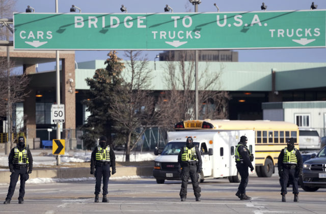 Kanadskí demonštranti opustili kľúčový hraničný most, niektorých musela polícia zatknúť (foto+video)