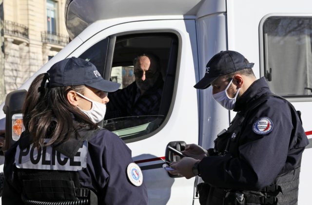Polícia v Paríži rozdávala pokuty a zadržala 14 ľudí. Na protest chceli priniesť nože, sekery a horľaviny (video)