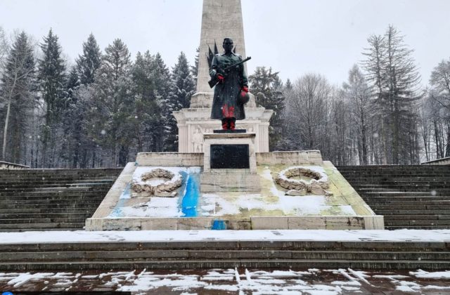 Pamätník Sovietskej armády vo Svidníku niekto pomaľoval modrou, žltou a červenou farbou (foto)