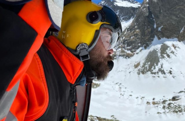 Záchranársky vrtuľník súbežne riešil muža zasypaného lavínou aj zranenú skialpinistku