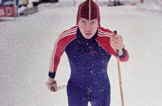Hviezdny bežec na lyžiach Boľšunov zverejnil fotografie v uniforme ZSSR, dostal za to kritiku