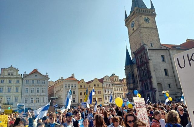 Tisícky Rusov žijúcich v Česku vyšli do ulíc, aby protestovali proti Putinovej vojne na Ukrajine (video)