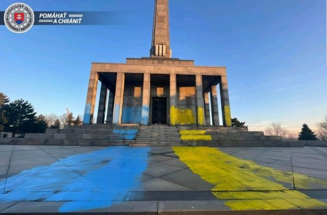 Neznámy páchateľ natrel areál Slavína modrou a žltou farbou, Rusi hovoria o znesvätení pamätníka (foto)