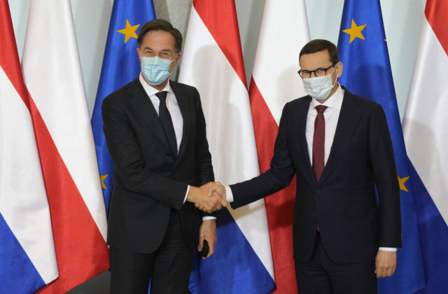 Poľský a holandský premiér diskutovali o ďalších sankciách voči Rusku