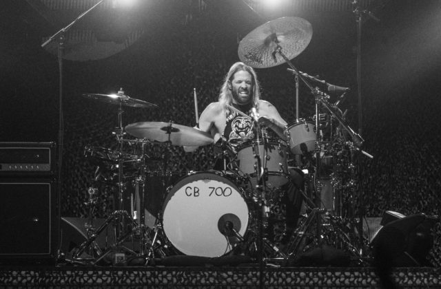 Zomrel bubeník skupiny Foo Fighters Taylor Hawkins, jeho smrť označili za tragickú a predčasnú stratu