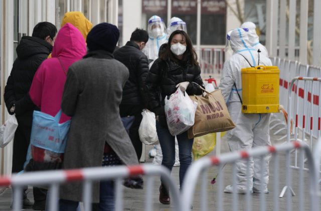 Čína zmierňuje prísne protipandemické pravidlá, uvoľnenie prišlo po veľkých protestoch