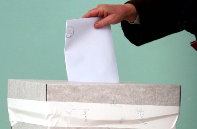 Voľby starostu obce Chmiňany sa zopakujú, prví dvaja kandidáti dostali rovnaký počet hlasov, tretí o jeden menej