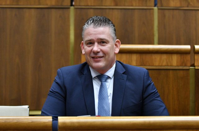 Minister Mikulec ustál v parlamente aj siedme odvolávanie, za jeho koniec hlasovalo 58 poslancov (video)