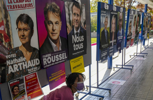 Macron vyhral prvé kolo volieb vo Francúzsku, o prezidentské kreslo zabojuje opäť proti Le Penovej
