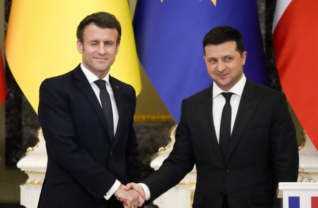 Zelenskyj a Macron sa zhovárali o podpore ukrajinskej obrany a inšpekcii MAAE
