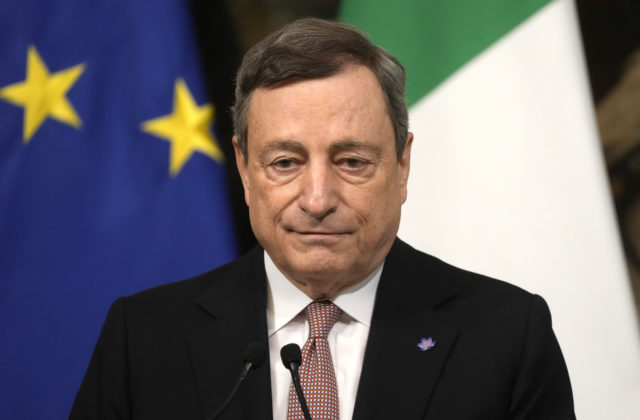 Talianska vláda premiéra Draghiho pokračuje ďalej, Conteho Hnutie piatich hviezd nateraz zostáva v koalícii