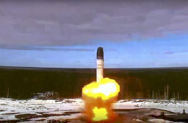 Rusko odpálilo balistickú strelu Sarmat, k testu sa vyjadril aj prezident Putin (video+foto)