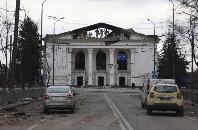 Rusko likviduje ruiny zbombardovaného divadla v Mariupole, chce vybudovať nové „na kostiach obyvateľov mesta“