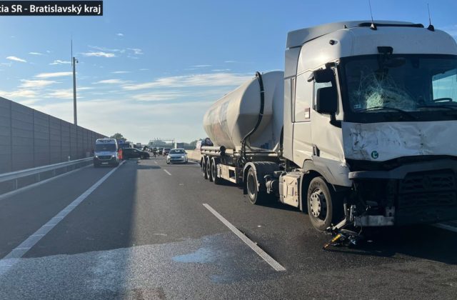 Na diaľnici v smere do Bratislavy sa stala tragická nehoda, kamión narazil do dvoch áut (foto)