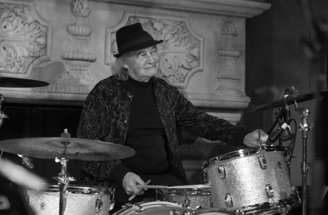 Vo veku 72 rokov zomrel po krátkej chorobe Alan White, dlhoročný bubeník kapely Yes