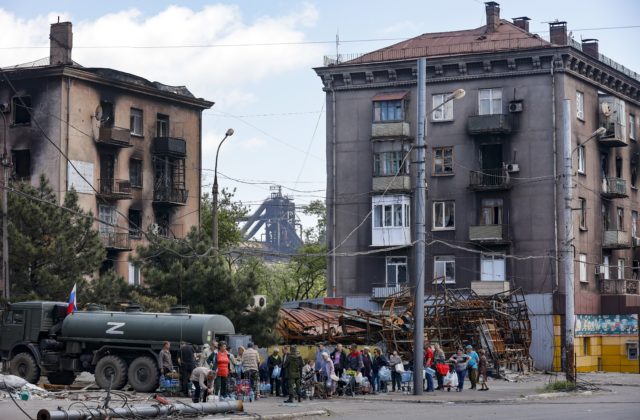 Ruské kontrolné stanovište zadržiava evakuovaných, v 400 autách majú byť najmä rodiny s deťmi