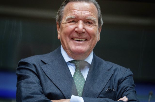 Bývalý nemecký kancelár Schröder príde o svoje privilégia, po masakri v Buči obhajoval Putina
