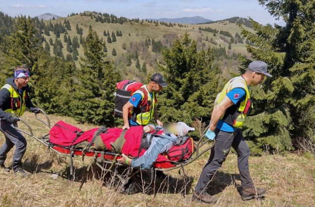 Na Novej Holi spadol 90-ročný turista a zranil si hlavu, pomáhali mu horskí záchranári