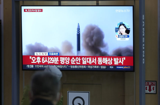 Severná a Južná Kórea odpálili varovné výstrely pri spornej západnej morskej hranici, padlo aj niekoľko obvinení