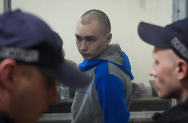 V Kyjeve odsúdili na doživotie prvého ruského vojaka, Kremeľ má o osud Šišimarina obavy