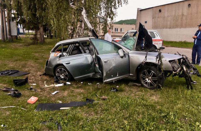 V okrese Levice došlo k tragickej nehode, vodič na Audi prešiel do protismeru a narazil do kamióna