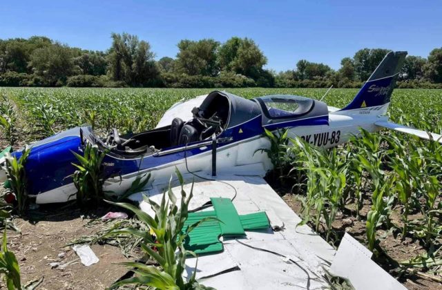Pri Nových Zámkoch sa do poľa zrútilo malé lietadlo, haváriu neprežil jeden z pasažierov (foto)