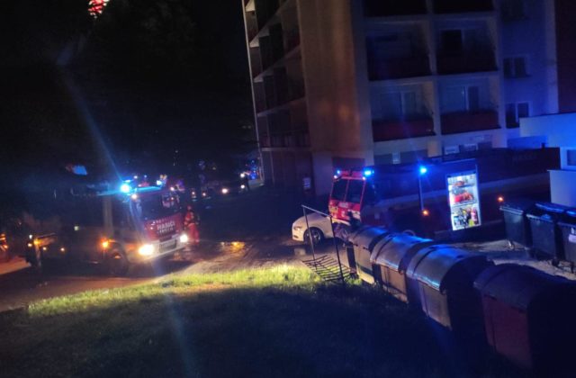 Nočný požiar v jednom z handlovských bytových domov má štyri obete (foto)