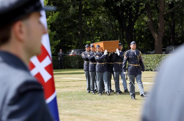 Naď sa v Holandsku zúčastnil slávnostného pohrebu československých letcov, ich ostatky sa našli až nedávno (foto)