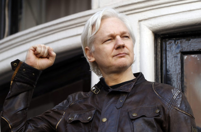 Zakladateľ WikiLeaks Julian Assange bude vydaný do USA, tam mu za špionáž hrozí niekoľko doživotných trestov